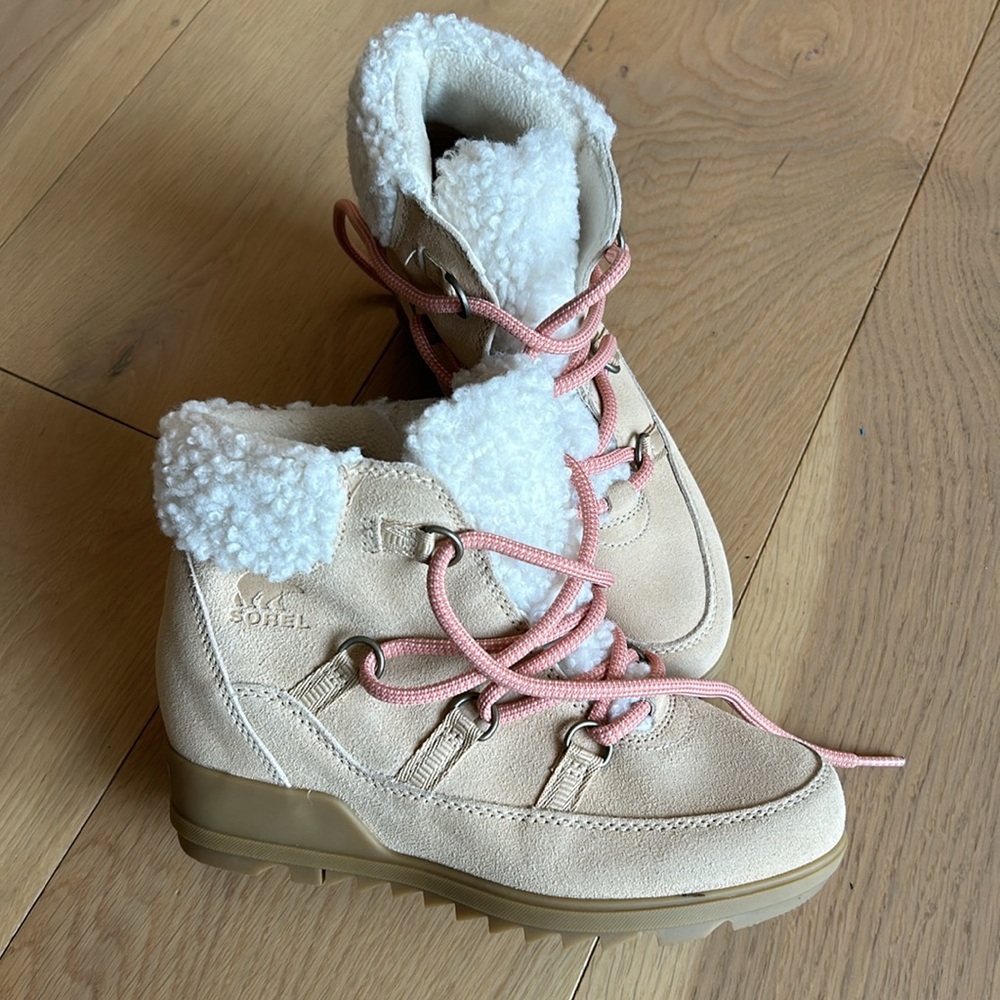 Sorel Beige Suede Ankle Boots with Pink Laces and White Shearling